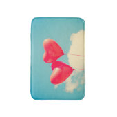 Red Heart Balloons gegen Wolken Himmel Badematte (Vorderseite Vertikal)