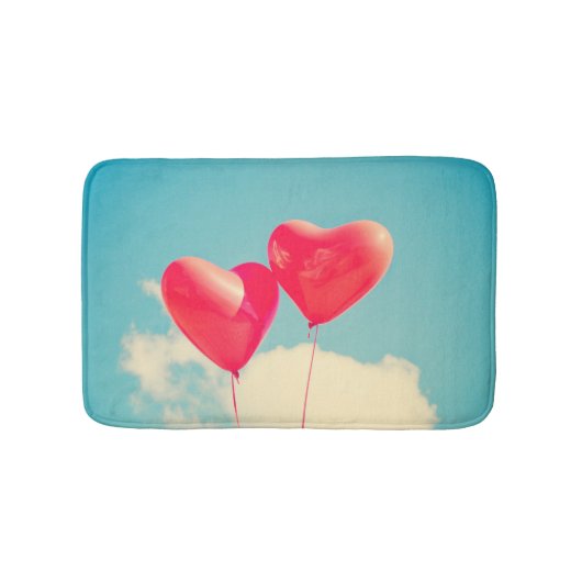 Red Heart Balloons gegen Wolken Himmel Badematte (Vorderseite)