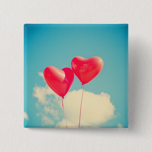 Red Heart Balloons gegen Wolken Himmel Button (Vorderseite)