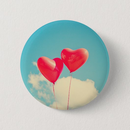 Red Heart Balloons gegen Wolken Himmel Button (Vorderseite)