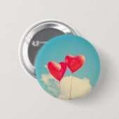 Red Heart Balloons gegen Wolken Himmel Button (Vorne & Hinten)