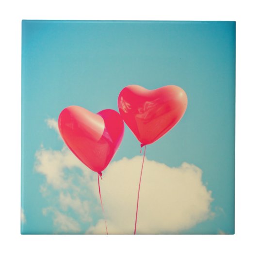 Red Heart Balloons gegen Wolken Himmel Fliese (Vorderseite)
