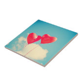 Red Heart Balloons gegen Wolken Himmel Fliese (Seite)