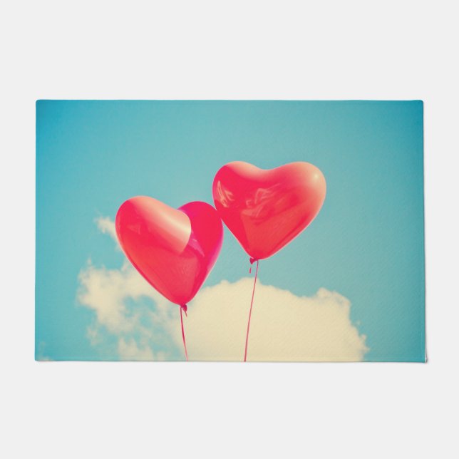 Red Heart Balloons gegen Wolken Himmel Fußmatte (Vorderseite)