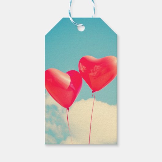 Red Heart Balloons gegen Wolken Himmel Geschenkanhänger (Vorderseite)