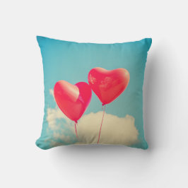 Red Heart Balloons gegen Wolken Himmel Kissen