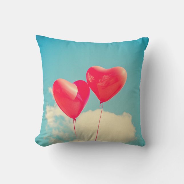 Red Heart Balloons gegen Wolken Himmel Kissen (Vorderseite)