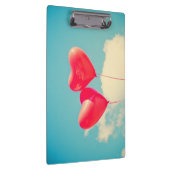 Red Heart Balloons gegen Wolken Himmel Klemmbrett (Rechts)