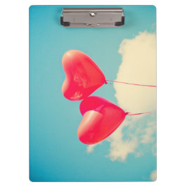 Red Heart Balloons gegen Wolken Himmel Klemmbrett