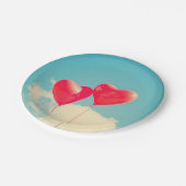 Red Heart Balloons gegen Wolken Himmel Pappteller (Schrägansicht)