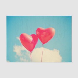 Red Heart Balloons gegen Wolken Himmel Seidenpapier