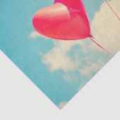 Red Heart Balloons gegen Wolken Himmel Seidenpapier (Ausschnitt)