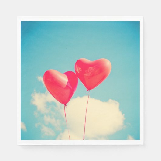 Red Heart Balloons gegen Wolken Himmel Serviette (Vorderseite)