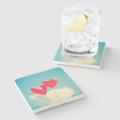 Red Heart Balloons gegen Wolken Himmel Steinuntersetzer (Seitenansicht)