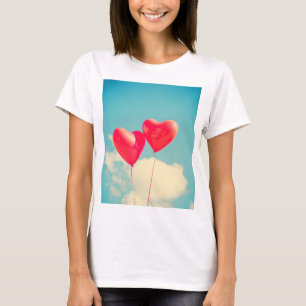 Red Heart Balloons gegen Wolken Himmel T-Shirt
