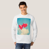 Red Heart Balloons gegen Wolken Himmel T-Shirt (Vorne ganz)