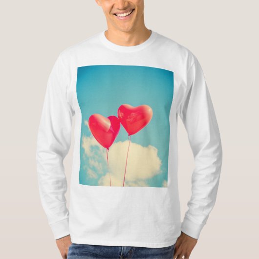 Red Heart Balloons gegen Wolken Himmel T-Shirt (Vorderseite)
