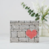 Red Heart on Gray Stone Wall Postkarte (Stehend Vorderseite)