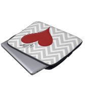 Red Heart on Gray Zickzack Strip with Name Laptopschutzhülle (Vorne Knopf)