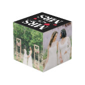 Red Hearts Mrs. und Mrs. Wedding Fotos Würfel (Rückseite Schrägansicht)