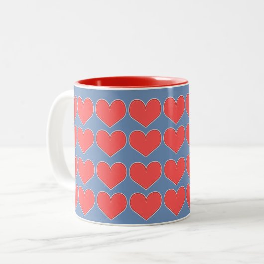Red Hearts on Blue Pattern Zweifarbige Tasse (Vorderseite Links)