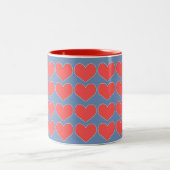 Red Hearts on Blue Pattern Zweifarbige Tasse (Mittel)