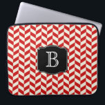 Red Herringbone Chevrons Muster mit Monogramm Laptopschutzhülle<br><div class="desc">Ein attraktives Zickzack Herringbone-Design in Rot und Weiß mit personalisiertem Monogramm,  das Sie mit Ihrem ersten oder anderen gewünschten Text bearbeiten können.</div>