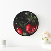 Red Hot Garden Salsa Chili Paprikaschoten. Große Wanduhr (Zuhause)