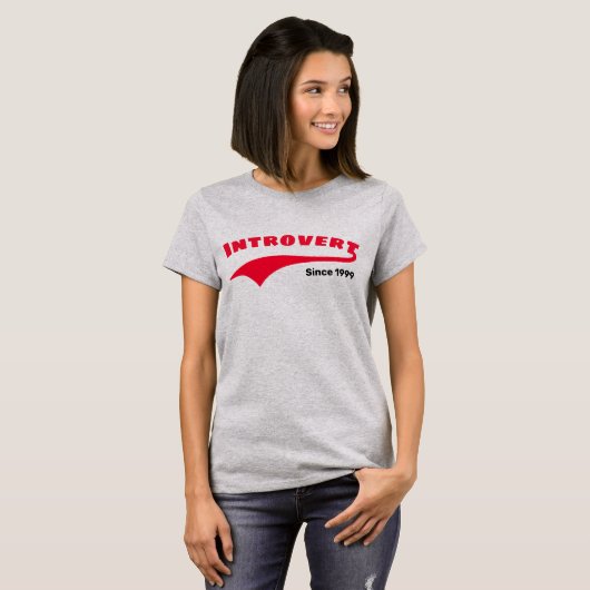 Red Introvertierte Typografie Swoosh Custom Date T-Shirt (Vorne ganz)