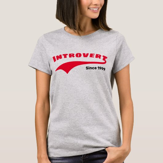 Red Introvertierte Typografie Swoosh Custom Date T-Shirt (Vorderseite)