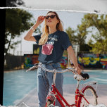 Red Jam oder Jelly Jar Custom Message Graphic T-Shirt<br><div class="desc">Fügen Sie einen lustigen Slogan oder eine personalisierte Nachricht hinzu, um Ihren eigenen grafischen Abschlag zu erstellen. Ihre Nachricht erscheint in fett-cremefarbenen Buchstaben über einer Abbildung einer Konfitüre. Die Marmelade ist mit einer dunkelroten Fruchtmarmelade gefüllt und hat einen karierten Deckel aus Creme und blauem Gingham. Die Illustration hat einen leicht...</div>