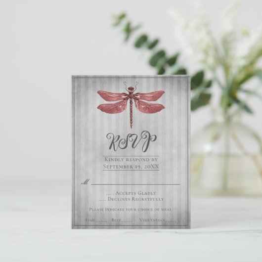 Red Jeweled Dragonfly Wedding RSVP (Stehend Vorderseite)