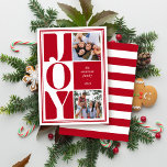 Red Joto Foto Collage Moderne Weihnachten<br><div class="desc">Freuen Sie sich auf unsere moderne Weihnachtsfotokarte! Erleben Sie festliche Freude in jedem Detail. Entdecken Sie die ideale Urlaubskarte für Paare, Familien und alle, die den Zauber der Saison schätzen. In unserer Weihnachtscollage finden Sie zwei wertvolle Fotos, elegant platziert und das Wort "JOY" in einem schicken Schriftart. Der Hintergrund der...</div>
