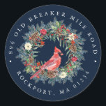 Red Kardinal Wreath Christmas Return Address Label Runder Aufkleber<br><div class="desc">Fügen Sie Ihren Winter- oder Weihnachtskuversen eine besondere Touch hinzu. Entworfen,  um mit der Eleganten Weihnachtsfeier und Kardinal Kollektion koordiniert. Ein roter Kardinal liegt in einem traditionellen Kiefernhain mit Beeren,  Pineconen und Blume. Ihre Adresse ist oben und unter dem festlichen Blumenstrauß geschrieben.</div>