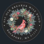 Red Kardinal Wreath Christmas Return Address Label Runder Aufkleber<br><div class="desc">Fügen Sie Ihren Winter- oder Weihnachtskuversen eine besondere Touch hinzu. Entworfen,  um mit der Eleganten Weihnachtsfeier und Kardinal Kollektion koordiniert. Ein roter Kardinal liegt in einem traditionellen Kiefernhain mit Beeren,  Pineconen und Blume. Ihre Adresse ist oben und unter dem festlichen Blumenstrauß geschrieben.</div>
