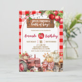 Red Kariert Apple Pumpkin und Bales of Hay Einladung (Stehend Vorderseite)