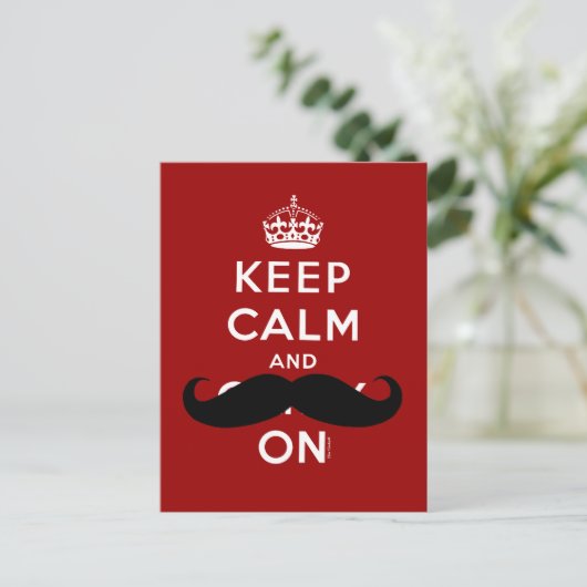 Red Keep Calm und Tragen auf Mustache Spaß Postkar Postkarte (Stehend Vorderseite)