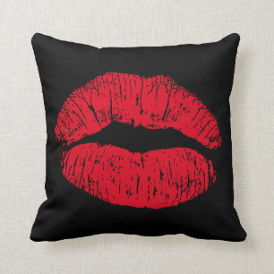 Red Kissing Lips auf schwarz Kissen