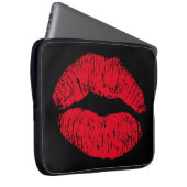 Red Kissing Lips auf schwarz Laptopschutzhülle (Vorne Rechts)