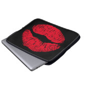 Red Kissing Lips auf schwarz Laptopschutzhülle (Vorne Knopf)