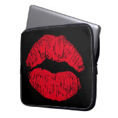 Red Kissing Lips auf schwarz Laptopschutzhülle (Vorderseite Links)
