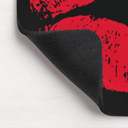 Red Kissing Lips auf schwarz Mousepad (Ecke)