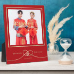 Red Knot Double Happiness Chinesisches Hochzeitsfe Fotoplatte<br><div class="desc">Moderne minimalistische doppelte Zufriedenheit Knoten der Gewerkschaft, Liebe und Ehe in Rot und Gold. Das doppelte Glück ist ein klassisches und schönes Symbol, das bei allen chinesischen, orientalischen und asiatischen Hochzeiten verwendet wird. Mit Fett*fa*tin entworfen. Einfach mit eigenen Texten, Fotos oder Bildern anpassen. Für individuelle Anfragen wenden Sie sich bitte...</div>