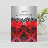 Red Lace Damask & Bow Quinceanera Einladung (Stehend Vorderseite)