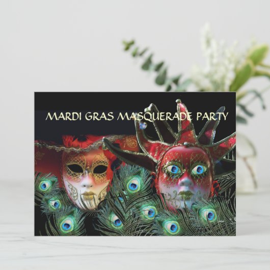 RED LADY AND JESTER MASK with PEACOCK FEATHERS Einladung (Stehend Vorderseite)
