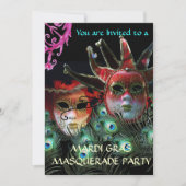 RED LADY AND JESTER MASK with PEACOCK FEATHERS Einladung (Vorderseite)