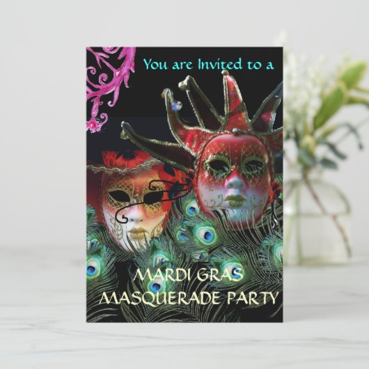 RED LADY AND JESTER MASK with PEACOCK FEATHERS Einladung (Stehend Vorderseite)