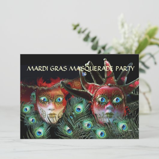 RED LADY AND JESTER MASK with PEACOCK FEATHERS Einladung (Stehend Vorderseite)