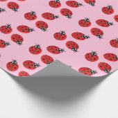 Red Lady Bug Illustration Pastel Pink Geschenkpapier (Ecke)
