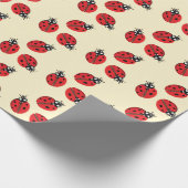 Red Lady Bug Illustration Pastellgelb Geschenkpapier (Ecke)